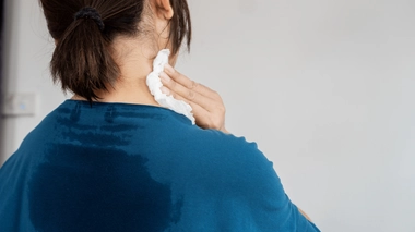 La sueur est ensuite évacuée à l’extérieur de l’organisme en passant par ces petits canaux jusqu’aux pores de la peau