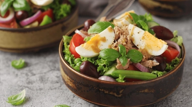 Besoin de fraîcheur et de goût ? La cheffe Julia Sedefdjian a la solution pour vous : la recette traditionnelle de la salade niçoise