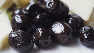 Les olives noires sont des olives vertes qui ont mûri et dont le goût est plus prononcé