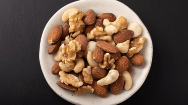 Les noix et les amandes sont très riches en acides gras polyinsaturés, comme les omega 3 et 6