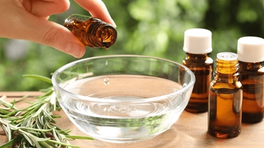 Comment bien utiliser les huiles essentielles en cosmétique ?