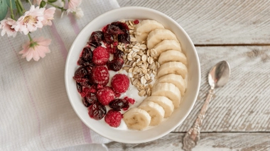 Manger des flocons d'avoine au petit-déjeuner offre de nombreux avantages