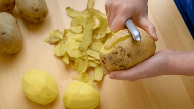 Faut-il retirer la peau des pommes de terre avant la cuisson ?