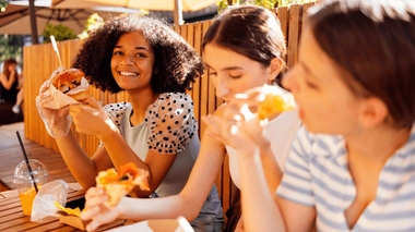 Les ados ont souvent une alimentation trop riche en graisses et en sucres