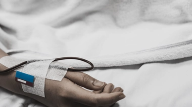 Son poil incarné entraîne une septicémie, il se retrouve dans le coma