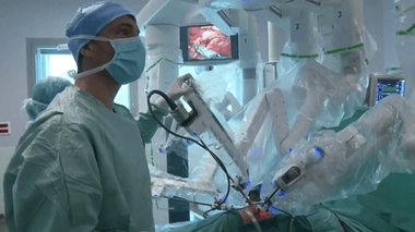 Le robot facilite la chirurgie minutieuse pratiquée sur un enfant de trois ans