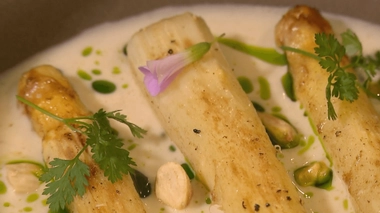 La recette des asperges à l'ajo blanco et à l'ail des ours du chef Antoine Lautrie