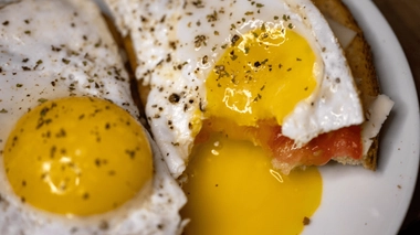 Au plat, coque, dur... Quelle cuisson des œufs est la meilleure pour la santé ?