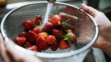 Voici comment bien laver vos fraises pour limiter le taux de pesticides