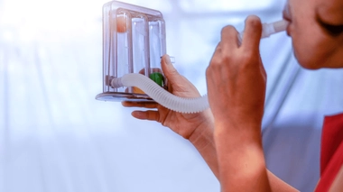 Des exercices respiratoires permettent de soulager les personnes atteintes de fibrose pulmonaire