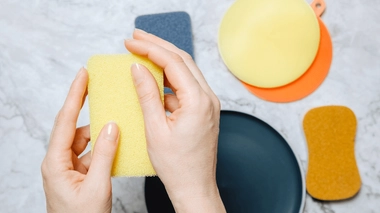 Éponge jetable ou lavable : c'est quoi le mieux en cuisine ?