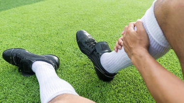 La double fracture tibia-peroné est l'une des blessures les plus handicapantes chez les footballeurs (photo d'illustration)