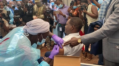 Le premier ministre centrafricain reçoit sa première dose de vaccin AstraZeneca (crédit photo ministère de la Santé et de la Population)