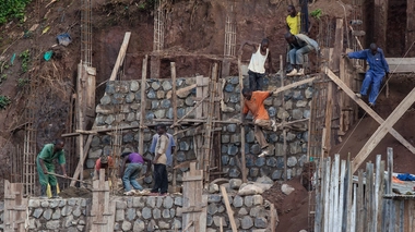 Des ouvriers construisent une habitation à Bukavu, en République démocratique du Congo