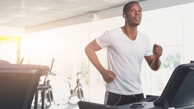 Quel que soit le sport choisi, il faut y aller en douceur afin d'éviter les déchirures musculaires (Image d'illustration)