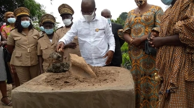 Pierre Dimba qui pose, en août 2020, la première pierre de l’unité de production de manioc de Morokro
