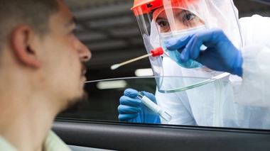 Un agent de santé en train de réaliser un test du coronavirus Covid-19 (photo d'illustration)