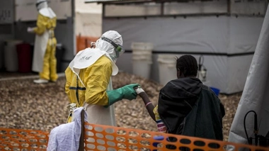 Un patient atteint d'Ebola pris en charge, en 2018, par Médecins sans frontières (MSF) dans le Centre de Traitement d'Ebola de Butembo, en RDC