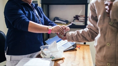 Un patient reçoit son traitement contre la tuberculose