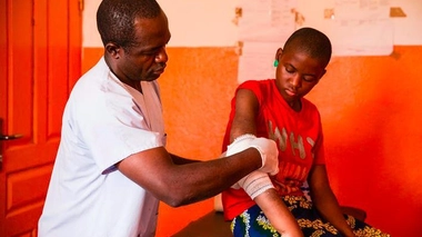 Détecté rapidement, l'ulcère de Buruli peut être traité avec des antibiotiques