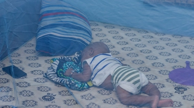 Les moustiquaires sont distribuées grâce à l'appui logistique de l'UNICEF et le financement du Fonds mondial