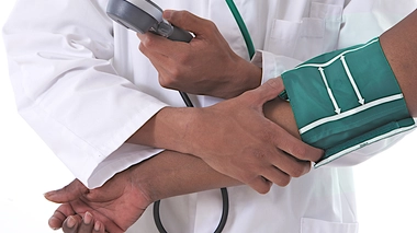 Il est recommandé de surveiller régulièrement sa pression artérielle (photo d'illustration)