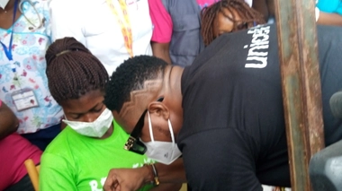 Le rappeur Stanley Enow vaccine un bébé