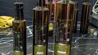 Mise en bouteille d'une huile d'olive marocaine à El Attaouia, région de Marrakech