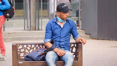 A Casablanca, un homme qui porte mal son masque de protection