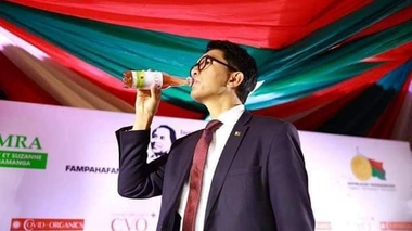 Le président de Madagascar en train de boire du Covid-Organics