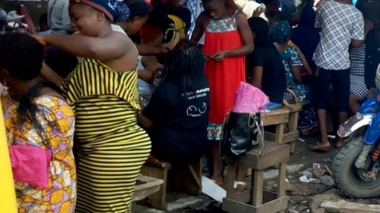 Des coiffeuses et esthéticiennes œuvrant sur le trottoir du Marché Mboppi de Douala