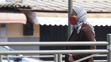 Une Casablancaise qui porte un masque anti-Covid aux couleurs du drapeau marocain