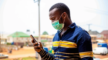 Un homme rivé sur son téléphone (Illustration)