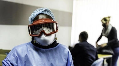 Un travailleur sanitaire doté d'un équipement de protection individuel lors d'une campagne de test massive du Covid-19 à Johannesburg, en Afrique du Sud, le 6 mai 2020