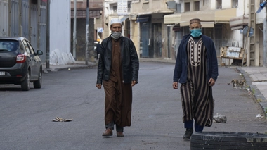 Deux Marocains masqués au centre-ville de Casablanca