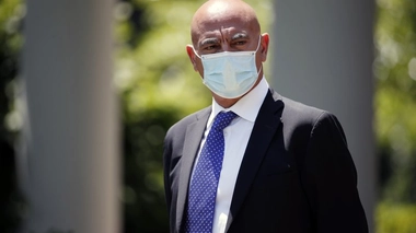 Moncef Slaoui écoute le président Donald Trump parler du coronavirus dans la roseraie de la Maison Blanche, vendredi 15 mai 2020, à Washington