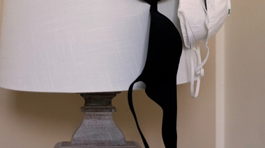 Deux masques de protection et un soutien-gorge suspendu à une lampe (photo d'illustration)