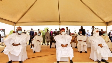 Le président du Niger, Issoufou Mahamadou, a assisté à la levée du corps de feu Mohamed Ben Omar