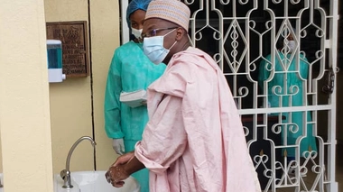 Le ministre Malachie Manaouda, se lave les mains pour limiter le risque de contamination au Covid-19