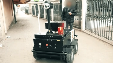 Dans les rues de Tunis, le robot P-Guard fait respecter le confinement