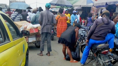 Face au Coronavirus, les Doualais ont du mal à changer leurs habitudes (Illustration)