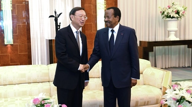 Paul Biya avec Yang Jiechi, le représentant spécial du Président de la République Populaire de Chine