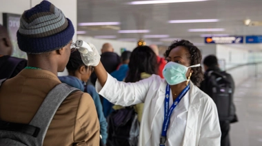 Contrôle des passagers à l'aéroport Maya Maya de Brazzaville, en République du Congo