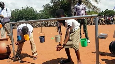Parmi les gestes à adopter face au coronavirus, le lavage régulier des mains avec l'eau et le savon (Illustration)