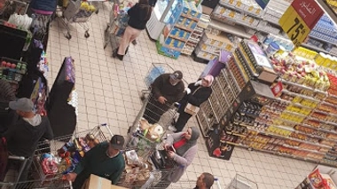Au Maroc, tout le monde se jette sur les produits alimentaires stockables