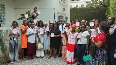 ARITMA et les femmes de médias de Douala présentant leur kit de dépistage