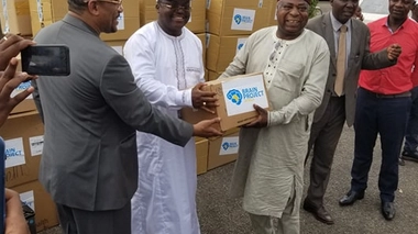 A Kribi, le neurochirurgien Jean Louis Benae s'est chargé lui-même de la remise du matériel médical