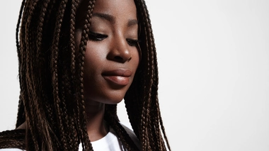 Contrairement aux idées reçues, les tresses favorisent la chute des cheveux (Illustration)