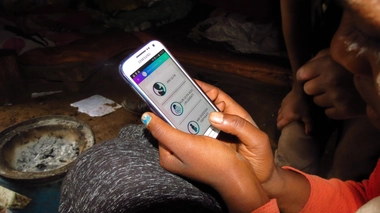 Une utilisatrice de l'application Zero Mothers Die