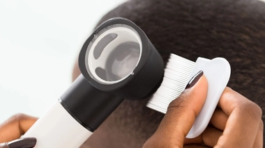 Des médecins spécialistes disposent d'outils adaptés pour identifier la pédiculose